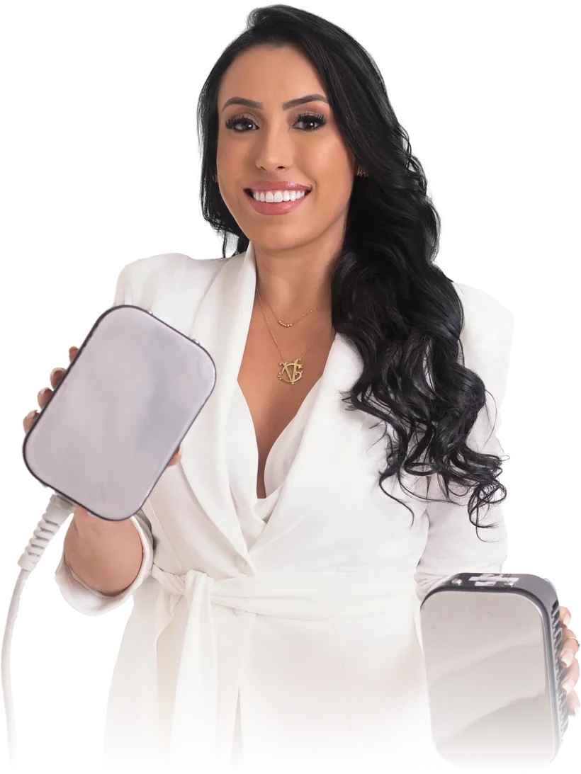 Geovana Viana segurando duas placas de criolipólise